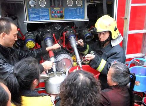 消防隊(duì)給西固蘭玻西社區(qū)居民送來(lái)水，市民排隊(duì)取水